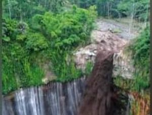 Banjir Lahar Hujan Semeru Terjang Wisata Air Terjun Tumpak Sewu