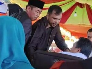 Cekcok hingga Saling Dorong Bupati dan Wakil Bupati Rohil di Depan Warga Cekcok hingga Saling Dorong Bupati dan Wakil Bupati Rohil di Depan Warga