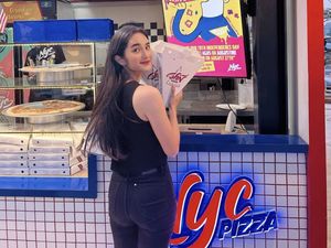 Cantiknya Faby Marcelia Saat Jajan Pizza dan Pasta di Kafe Cantiknya Faby Marcelia Saat Jajan Pizza dan Pasta di Kafe