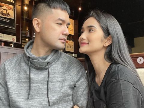Cantiknya Faby Marcelia Saat Jajan Pizza dan Pasta di Kafe