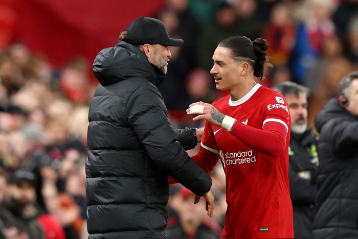 Soccer Football -  FA Cup - Fourth Round - Liverpool v Norwich City - Anfield, Liverpool, Britain - January 28, 2024 Liverpools Darwin Nunez with manager Juergen Klopp after being substituted REUTERS/Phil Noble