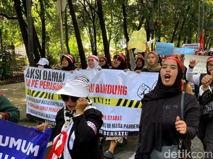 Pedagang Pasar Baru Geruduk Balai Kota Bandung Pedagang Pasar Baru Geruduk Balai Kota Bandung