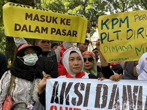 Pedagang Pasar Baru Demo di Depan Balkot Bandung gegara Tarif Kios