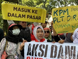 Pedagang Pasar Baru Demo di Depan Balkot Bandung gegara Tarif Kios