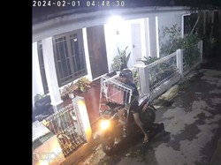 Maling Ini Terekam CCTV Sendirian Gondol Pagar Rumah di Purwokerto