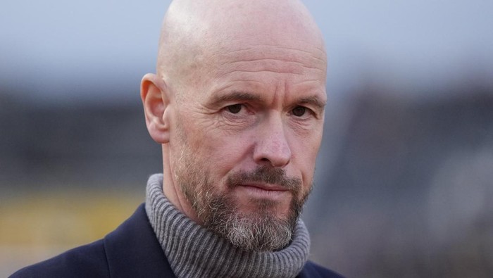 Manchester Uniteds head coach Erik ten Hag, looks at the field before the FA Cup fourth round soccer match between Newport County and Manchester United at the Rodney Parade stadium in Newport, Wales, Sunday, Jan. 28, 2024. (AP Photo/Alastair Grant)
