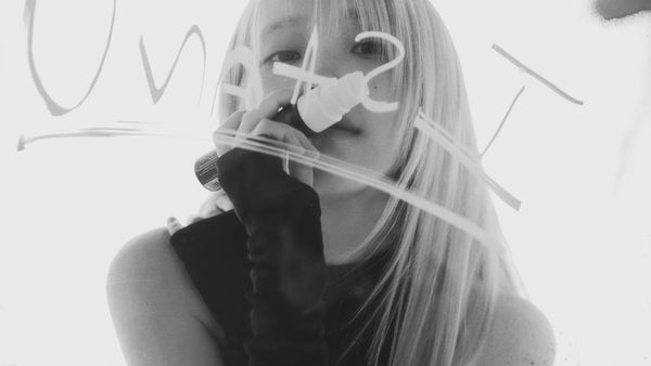 IU Tampil Chic dan Edgy di Foto-foto Album The Winning