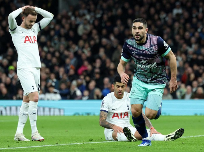 Soccer Football - Premier League - Tottenham Hotspur v Brentford - Tottenham Hotspur Stadium, London, Britain - January 31, 2024  Brentfords Neal Maupay celebrates scoring their first goal REUTERS/Isabel Infantes NO USE WITH UNAUTHORIZED AUDIO, VIDEO, DATA, FIXTURE LISTS, CLUB/LEAGUE LOGOS OR LIVE SERVICES. ONLINE IN-MATCH USE LIMITED TO 45 IMAGES, NO VIDEO EMULATION. NO USE IN BETTING, GAMES OR SINGLE CLUB/LEAGUE/PLAYER PUBLICATIONS.