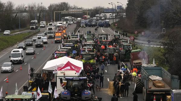 Potret Aksi Protes Petani di Eropa, Blokir Ratusan Jalan dengan Traktor
