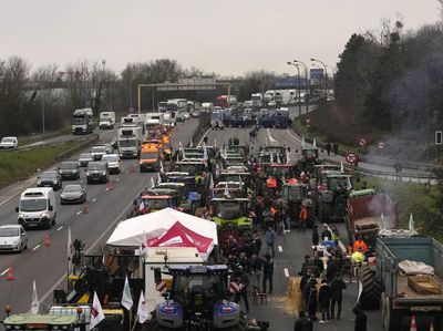 Potret Aksi Protes Petani di Eropa, Blokir Ratusan Jalan dengan Traktor