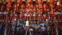 Jelang Imlek, Lampion Merahkan Vihara Hok Tek Bio Ciamis