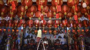 Jelang Imlek, Lampion Merahkan Vihara Hok Tek Bio Ciamis