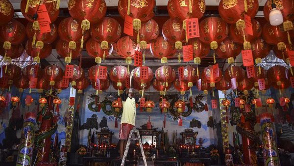 Jelang Imlek, Lampion Merahkan Vihara Hok Tek Bio Ciamis