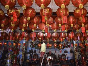 Jelang Imlek, Lampion Merahkan Vihara Hok Tek Bio Ciamis Jelang Imlek, Lampion Merahkan Vihara Hok Tek Bio Ciamis