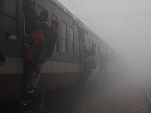 Kabut Tebal Selimuti India, Puluhan Penerbangan dan Kereta Api Terganggu