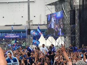 Prabowo hingga AHY Joget saat Denny Cak Nan Hibur Kampanye Akbar PD