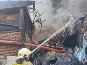 Video: Kebakaran Puluhan Rumah di Tambora Jakbar, 2 Orang Terluka