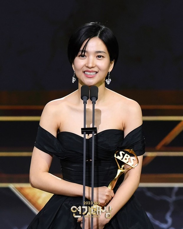 Kim Tae Ri penghargaan Daesang di SBS Drama Awards/ Foto: instagram.com/sbsdrama.official Kim Tae Ri penghargaan Daesang di SBS Drama Awards/ Foto: instagram.com/sbsdrama.official