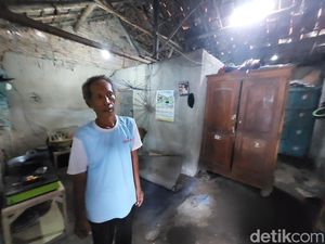 Pilu Abu Bakar di Cirebon, Tidur di Atas Genangan Air dari Atap Bocor