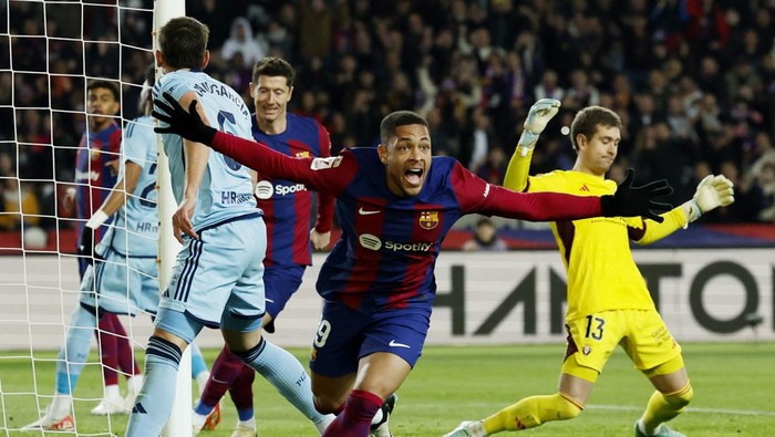 Soccer Football - LaLiga - FC Barcelona v Osasuna - Estadi Olimpic Lluis Companys, Barcelona, Spain - January 31, 2024 FC Barcelonas Vitor Roque celebrates scoring their first goal REUTERS/Albert Gea