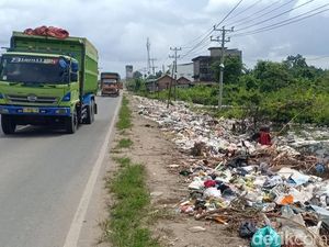 Jorok! Sampah Menumpuk di Pinggir Jalan Lintas Telanaipura Jambi Jorok! Sampah Menumpuk di Pinggir Jalan Lintas Telanaipura Jambi