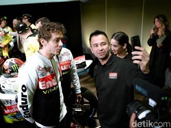 Bikin Bangga! Valentino Rossi Pakai Jaket Bermotif Batik Khas Banyuwangi
