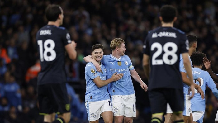 Soccer Football - Premier League - Manchester City v Burnley - Etihad Stadium, Manchester, Britain - January 31, 2024 Manchester Citys Julian Alvarez celebrates scoring their second goal with Kevin De Bruyne Action Images via Reuters/Jason Cairnduff NO USE WITH UNAUTHORIZED AUDIO, VIDEO, DATA, FIXTURE LISTS, CLUB/LEAGUE LOGOS OR LIVE SERVICES. ONLINE IN-MATCH USE LIMITED TO 45 IMAGES, NO VIDEO EMULATION. NO USE IN BETTING, GAMES OR SINGLE CLUB/LEAGUE/PLAYER PUBLICATIONS.