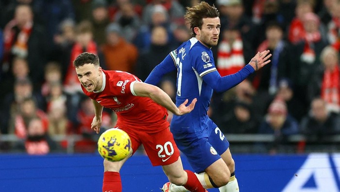 Soccer Football - Premier League - Liverpool v Chelsea - Anfield, Liverpool, Britain - January 31, 2024 Liverpools Diogo Jota in action with Chelseas Ben Chilwell REUTERS/Carl Recine NO USE WITH UNAUTHORIZED AUDIO, VIDEO, DATA, FIXTURE LISTS, CLUB/LEAGUE LOGOS OR LIVE SERVICES. ONLINE IN-MATCH USE LIMITED TO 45 IMAGES, NO VIDEO EMULATION. NO USE IN BETTING, GAMES OR SINGLE CLUB/LEAGUE/PLAYER PUBLICATIONS.