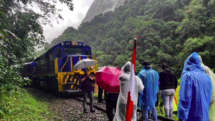 Ratusan Turis Dievakuasi Usai 2 Kereta Adu Banteng di Machu Picchu Peru