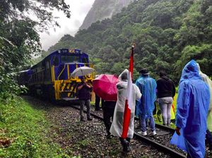 Ratusan Turis Dievakuasi Usai 2 Kereta Adu Banteng di Machu Picchu Peru