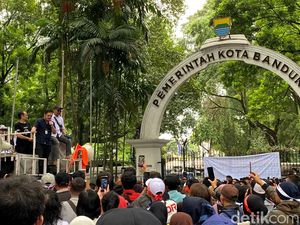 Demo Pedagang Pasar Baru Bandung Bubar, Lalin Mulai Lancar Demo Pedagang Pasar Baru Bandung Bubar, Lalin Mulai Lancar