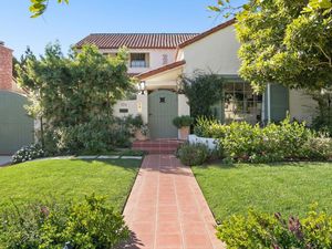 Mengintip Rumah Emma Stone di LA yang Dijual Rp 62 M