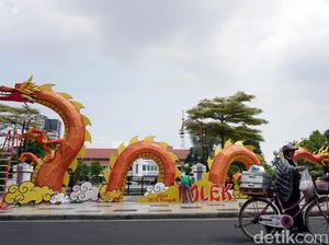 Ornamen Naga Raksasa Hiasi Balai Kota Surabaya Sambut Imlek