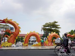 Ornamen Naga Raksasa Hiasi Balai Kota Surabaya Sambut Imlek