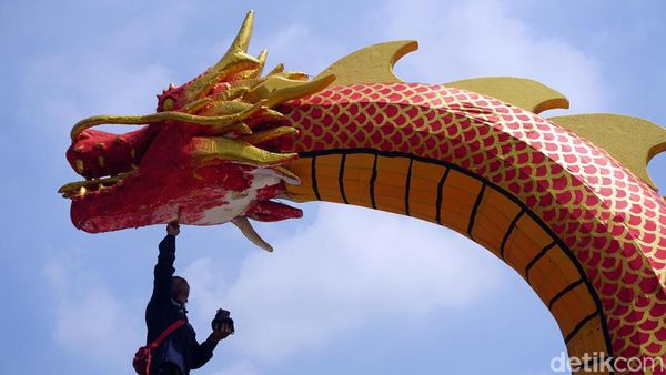 Wow! Ada Naga Raksasa di Halaman Balai Kota Surabaya
