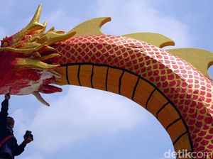 Wow! Ada Naga Raksasa di Halaman Balai Kota Surabaya