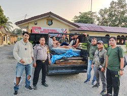 Mobil Bawa 55 Batang Rel KA Curian Dikibusin Warga, Diciduk saat Isi BBM di Asahan