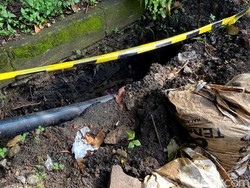 Pengendara Keluhkan Lubang Bekas Galian di Jupiter Margahayu