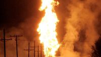 Penampakan Kobaran Api Akibat Ledakan Pipa Gas di Oklahoma