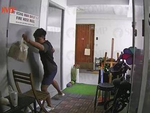 Kacau! Seorang Pria Terekam CCTV Mencuri Makanan Tetangganya Kacau! Seorang Pria Terekam CCTV Mencuri Makanan Tetangganya