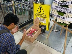 Peringatan 100 Hari Kematian Eskalator di Stasiun Bekasi