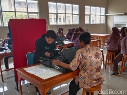 Bahagianya Wastoni, Punya E-KTP Baru dan Ikut Pemilu di Indramayu
