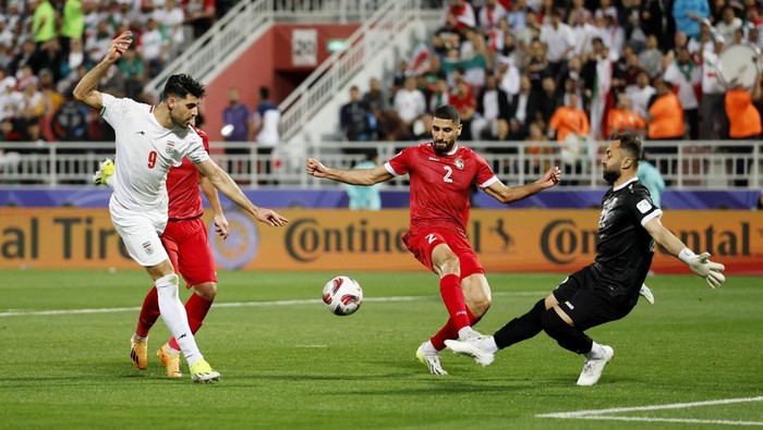 Soccer Football - AFC Asian Cup - Round of 16 - Iran v Syria - Abdullah bin Khalifa Stadium, Doha, Qatar - January 31, 2024 Irans Mehdi Taremi in action with Syrias Aiham Ousou REUTERS/Thaier Al-Sudani