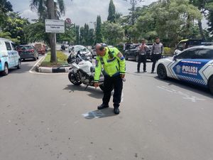 Mobil Berpenumpang Anak yang Terguling di Bogor Sempat Tabrak Mobil Lain Mobil Berpenumpang Anak yang Terguling di Bogor Sempat Tabrak Mobil Lain