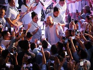 Momen Prabowo Bareng Titiek Soeharto dan Didit Temui Relawan Rabu Biru Momen Prabowo Bareng Titiek Soeharto dan Didit Temui Relawan Rabu Biru