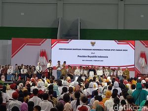 Jokowi Serahkan PIP ke 1.000 Pelajar di Sukoharjo