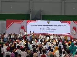 Jokowi Serahkan PIP ke 1.000 Pelajar di Sukoharjo