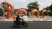 Dekorasi Replika Naga Siap Sambut Imlek di Surabaya