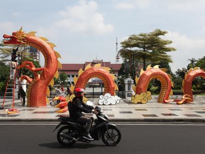 Dekorasi Replika Naga Siap Sambut Imlek di Surabaya