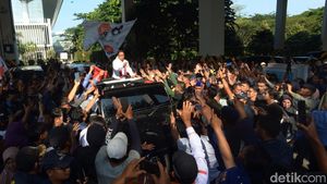 Ribuan Orang Sambut Abah Anies di Bandara Kualanamu Sumut